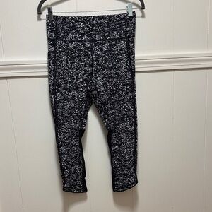 Lululemon Women’s cropped Black and White Patterned Leggings